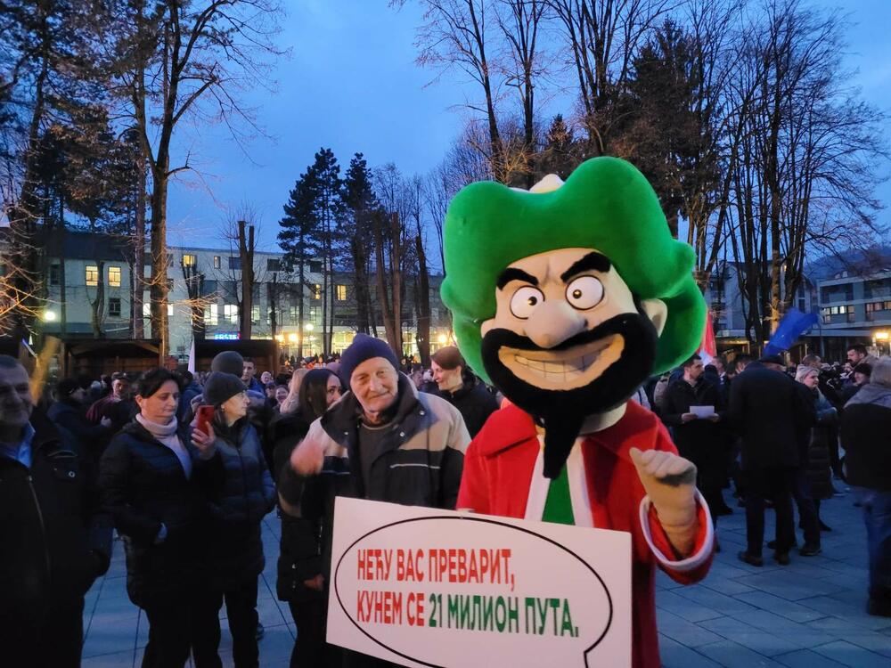 <p>Potesti Demokratske Crne Gore održavaju se pod sloganom "Ustani, odbrani, pobijedi"</p>