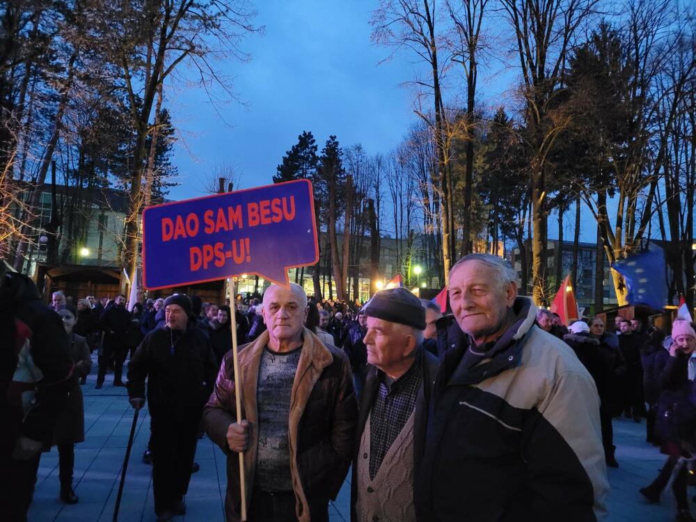 <p>Potesti Demokratske Crne Gore održavaju se pod sloganom "Ustani, odbrani, pobijedi"</p>