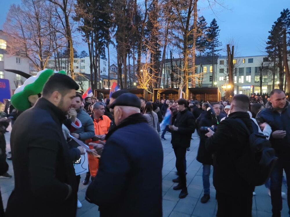 <p>Potesti Demokratske Crne Gore održavaju se pod sloganom "Ustani, odbrani, pobijedi"</p>