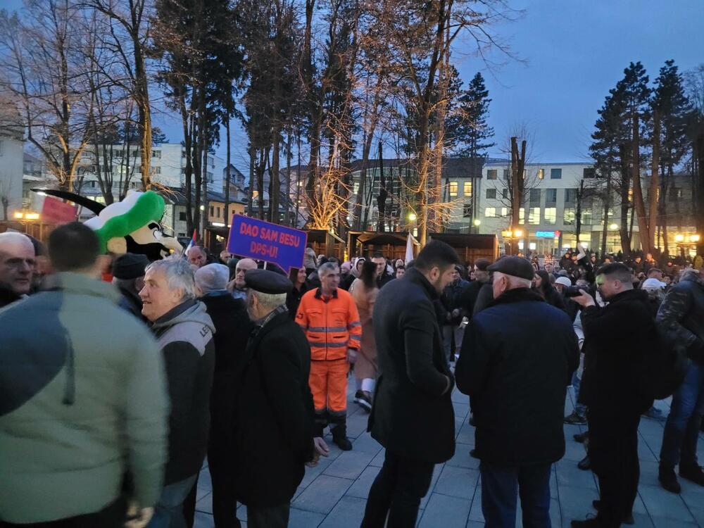 <p>Potesti Demokratske Crne Gore održavaju se pod sloganom "Ustani, odbrani, pobijedi"</p>