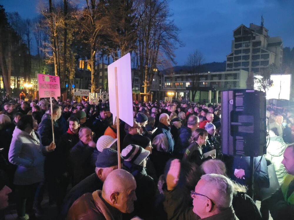 <p>Potesti Demokratske Crne Gore održavaju se pod sloganom "Ustani, odbrani, pobijedi"</p>