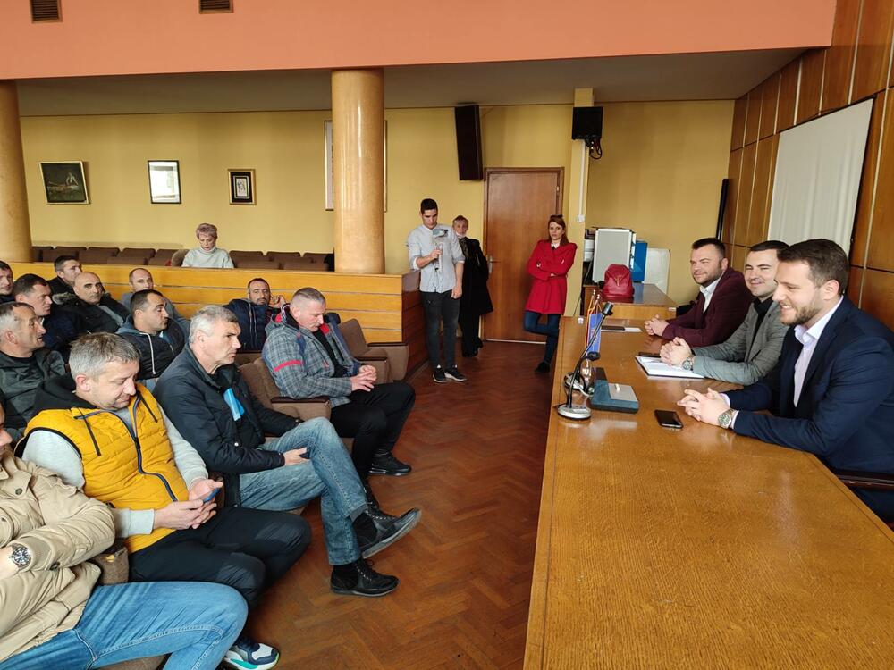 <p>Radnici su poručili da će se zatvoriti u krugu fabrike i da neće dozvoliti rušenje hala i odvoženje mašina</p>