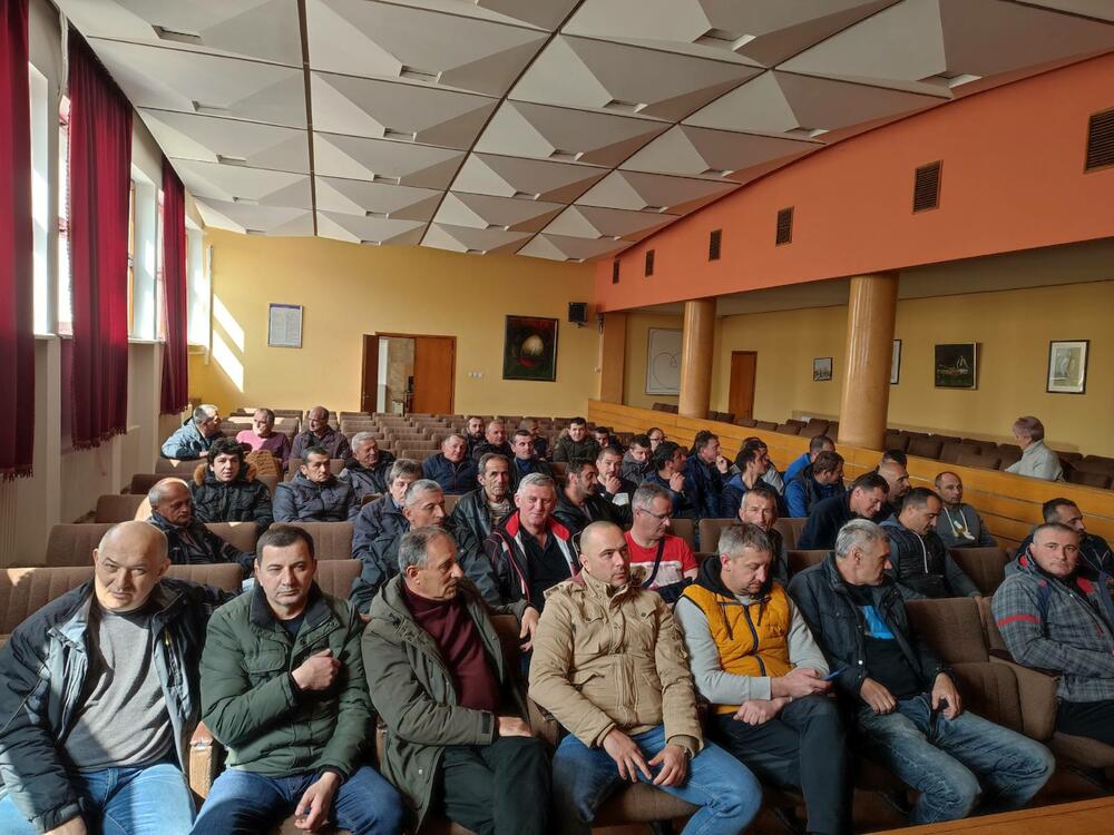 <p>Radnici su poručili da će se zatvoriti u krugu fabrike i da neće dozvoliti rušenje hala i odvoženje mašina</p>