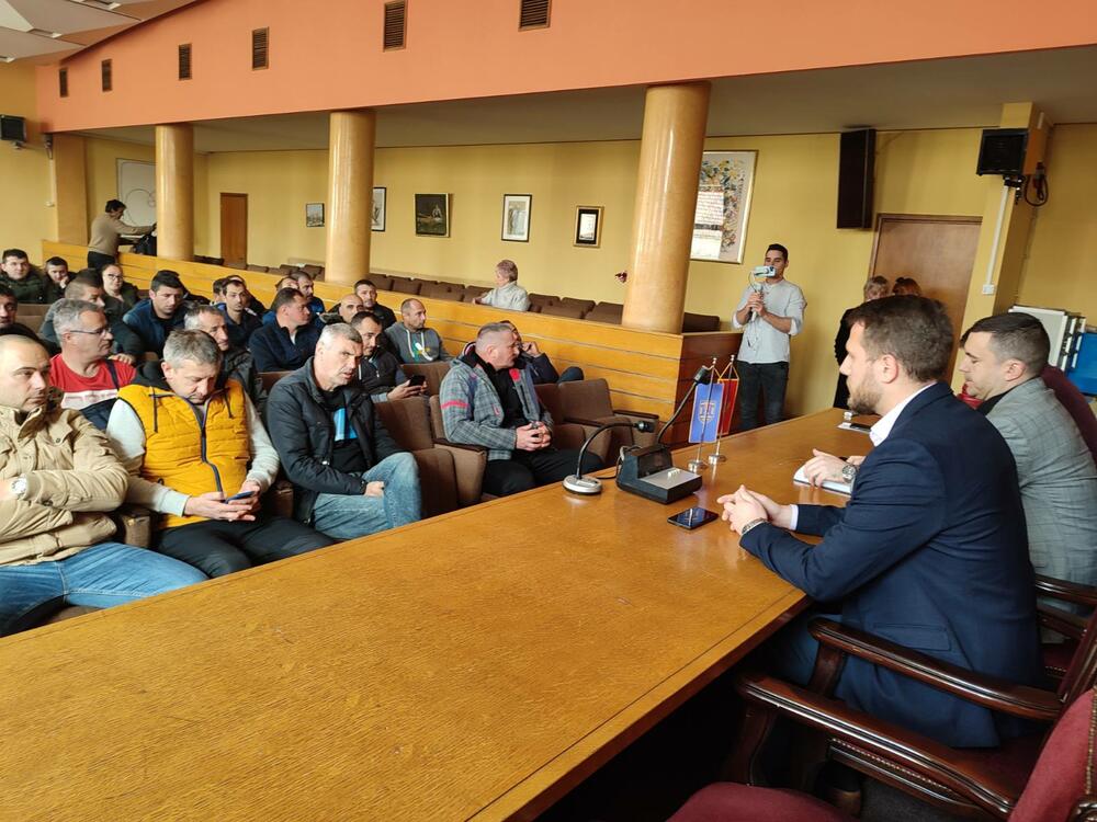 <p>Radnici su poručili da će se zatvoriti u krugu fabrike i da neće dozvoliti rušenje hala i odvoženje mašina</p>