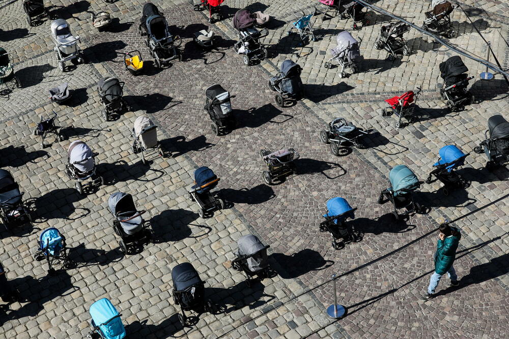 Prazna dječja kolica u centru Lavova u okviru kampanje 'Cijena rata'