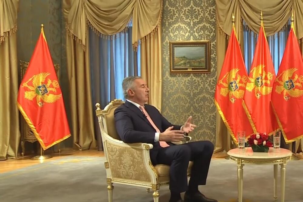 ”I iznenađujuće blještavo-kičerski ambijent kompletirao sjećanja na tradicionalne nastupe”: Đukanović, Foto: RTCG, Screenshot