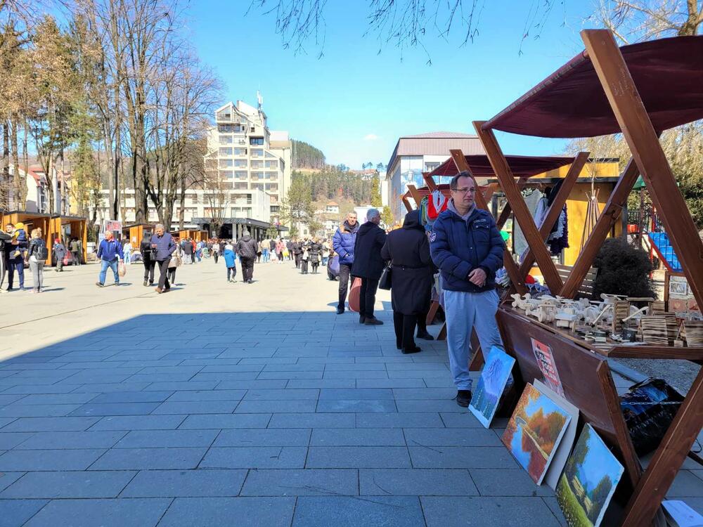 <p>Sajam je okupio 45 izlagača iz Crne Gore, članove Slow food-a, iz Srbije, Bosne i Hercegovine, Kosova i Albanije</p>