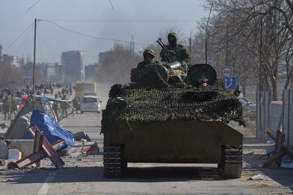 Pripadnici proruskih trupa voze oklopno vozilo u Mariupolju, Foto: Reuters