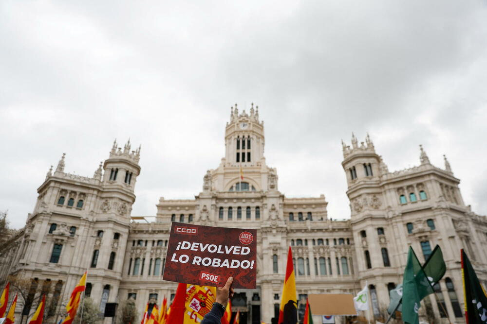 <p>U Španiji je sve veće nezadovoljstvo u društvu zbog rastućih troškova života, a mnoga domaćinstva se bore da plate račune</p>
