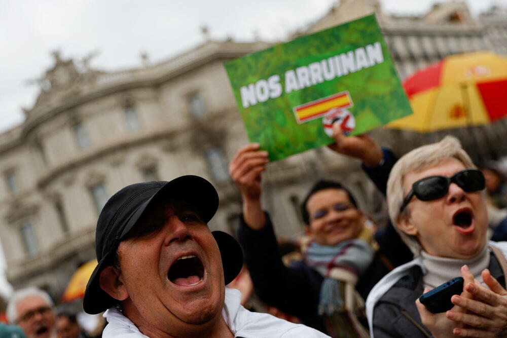 <p>U Španiji je sve veće nezadovoljstvo u društvu zbog rastućih troškova života, a mnoga domaćinstva se bore da plate račune</p>