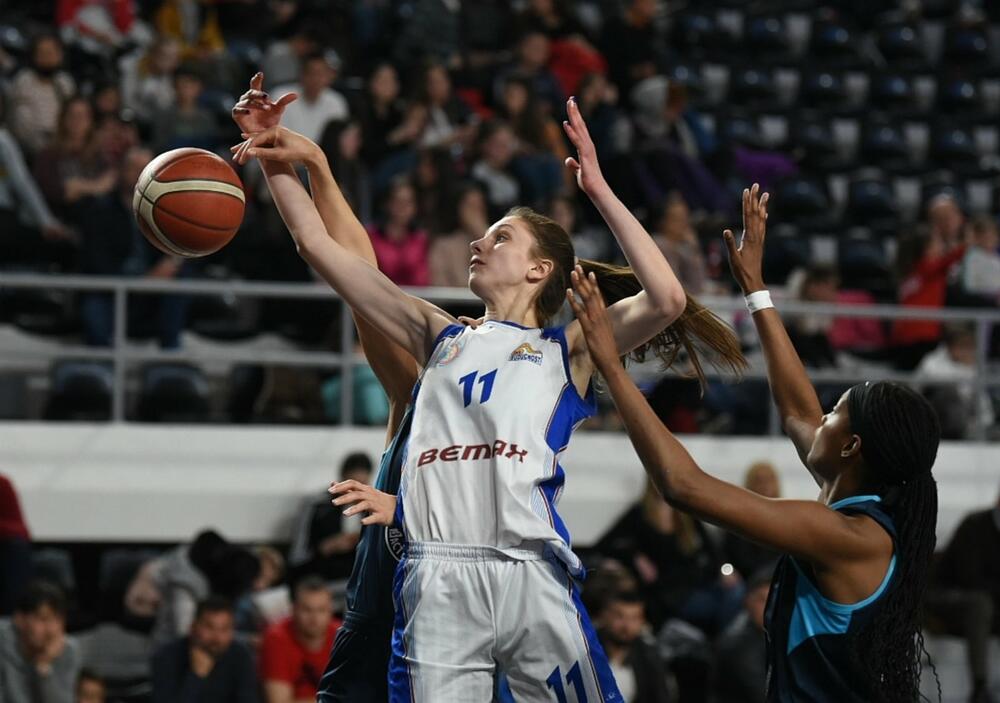 <p>Tim Vladana Radovića savladao Montanu u sjajnoj atmosferi u "Bemax areni" čak 102:45. Finale sjutra u 19 časova</p>