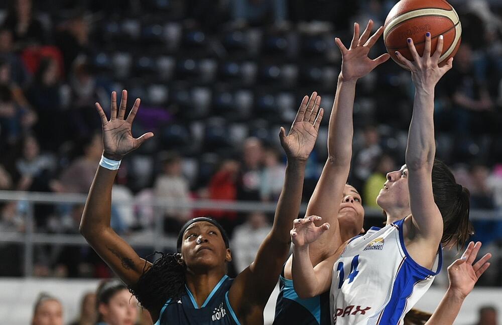 <p>Tim Vladana Radovića savladao Montanu u sjajnoj atmosferi u "Bemax areni" čak 102:45. Finale sjutra u 19 časova</p>