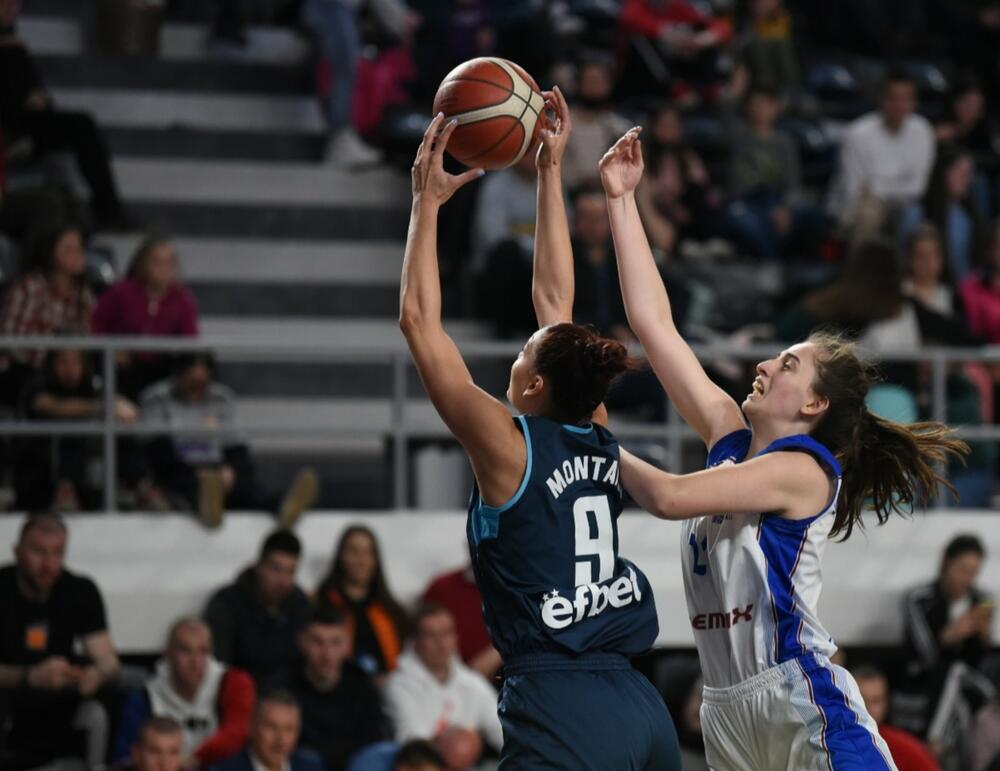 <p>Tim Vladana Radovića savladao Montanu u sjajnoj atmosferi u "Bemax areni" čak 102:45. Finale sjutra u 19 časova</p>