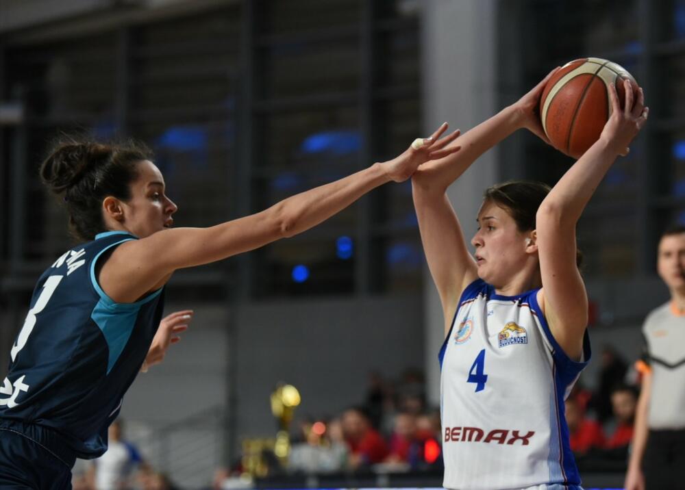 <p>Tim Vladana Radovića savladao Montanu u sjajnoj atmosferi u "Bemax areni" čak 102:45. Finale sjutra u 19 časova</p>