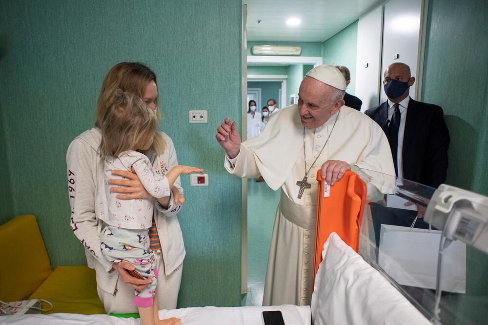 Papa Franjo u posjeti ukrajinskoj djeci, Foto: Reuters