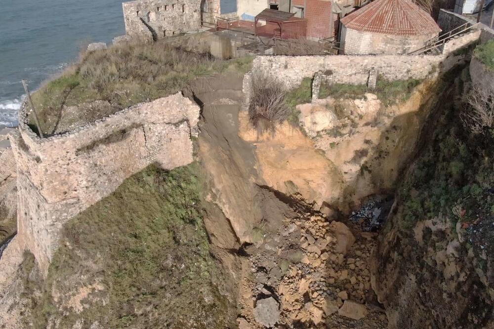 Porušene zidine bedema u Starom gradu, Foto: Samir Adrović