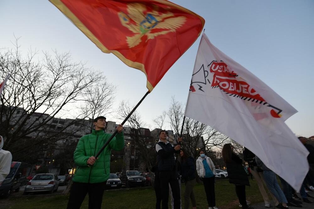 <p>Protest je održan pod sloganom "Ustani, odbrani, pobijedi"</p>