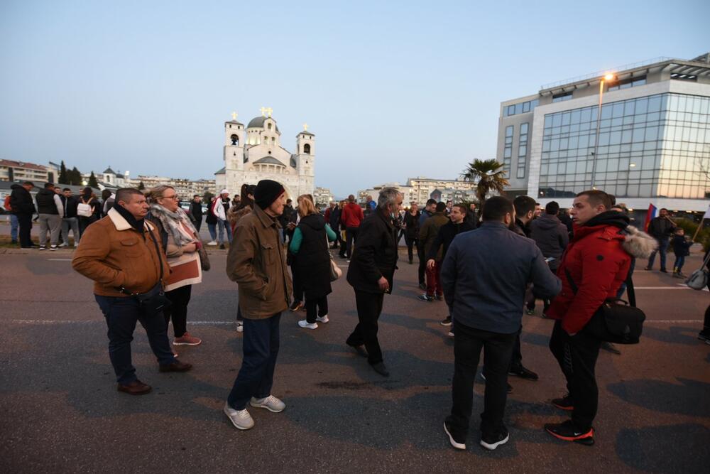<p>Protest je održan pod sloganom "Ustani, odbrani, pobijedi"</p>