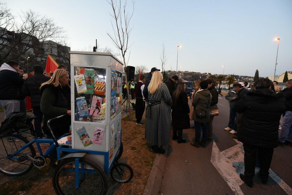 <p>Protest je održan pod sloganom "Ustani, odbrani, pobijedi"</p>