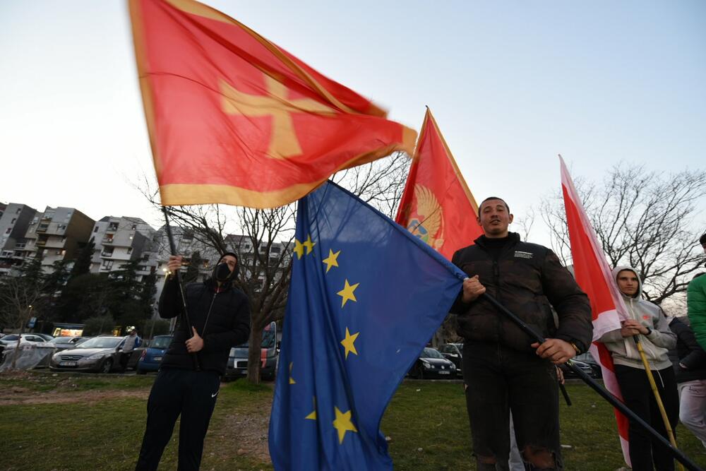 <p>Protest je održan pod sloganom "Ustani, odbrani, pobijedi"</p>