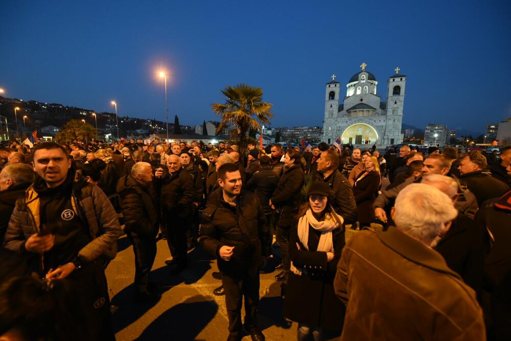<p>Protest je održan pod sloganom "Ustani, odbrani, pobijedi"</p>