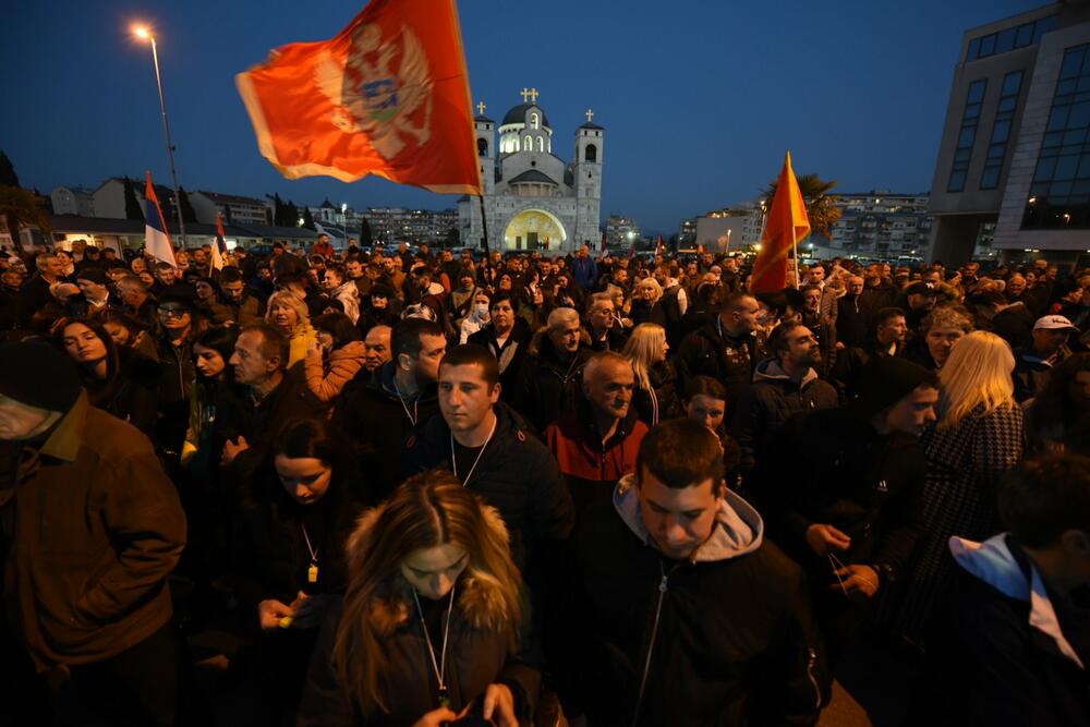 <p>Protest je održan pod sloganom "Ustani, odbrani, pobijedi"</p>
