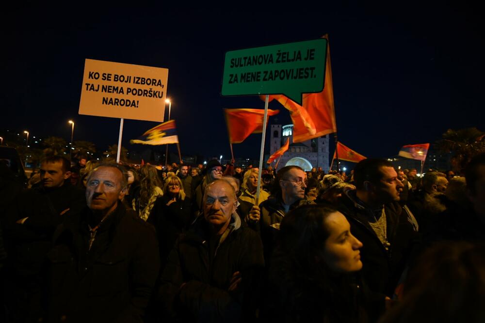 <p>Protest je održan pod sloganom "Ustani, odbrani, pobijedi"</p>