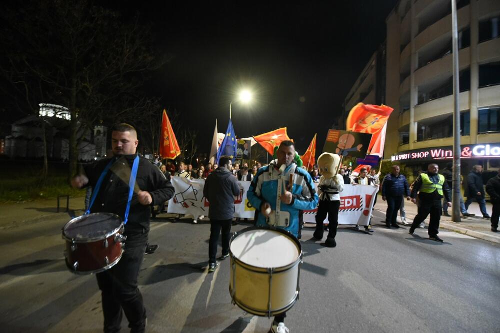 <p>Protest je održan pod sloganom "Ustani, odbrani, pobijedi"</p>