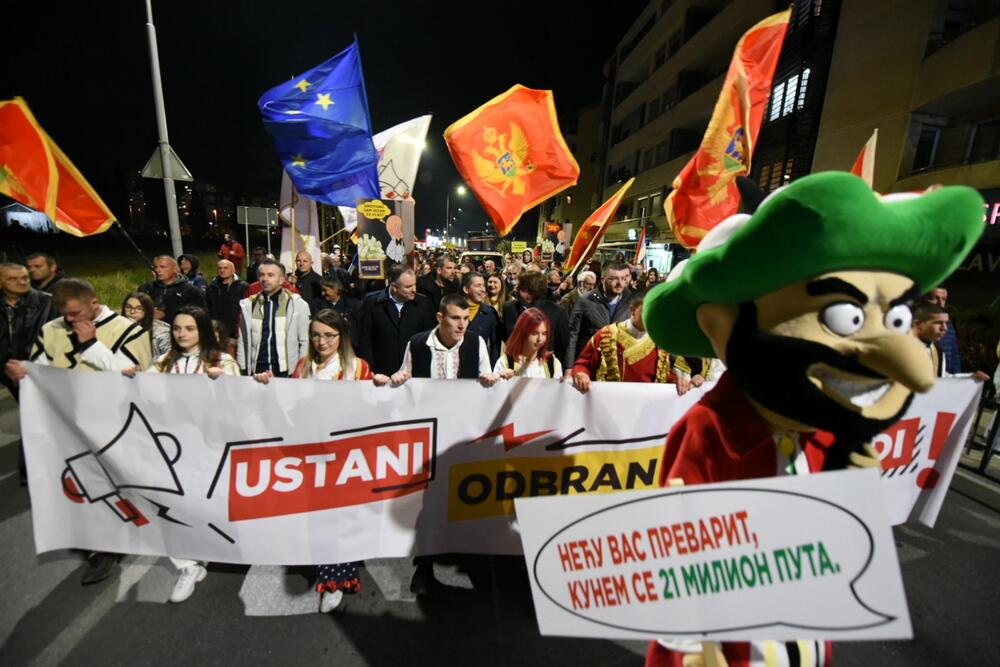 <p>Protest je održan pod sloganom "Ustani, odbrani, pobijedi"</p>