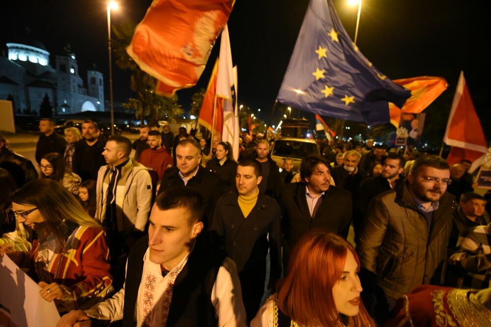 <p>Protest je održan pod sloganom "Ustani, odbrani, pobijedi"</p>