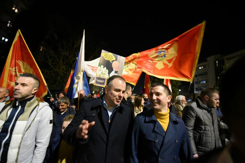 <p>Protest je održan pod sloganom "Ustani, odbrani, pobijedi"</p>