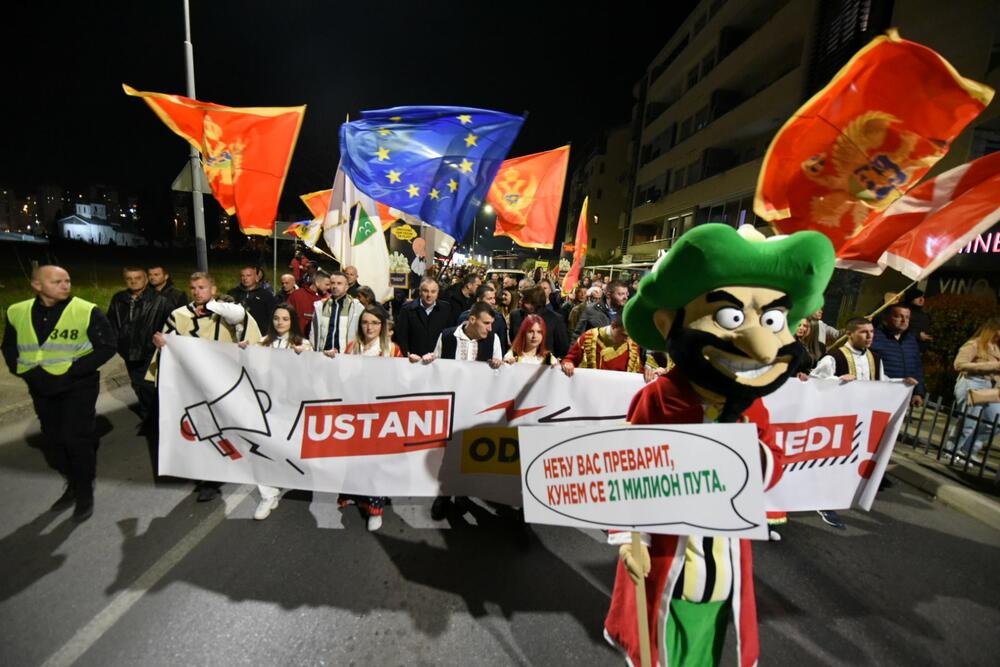 <p>Protest je održan pod sloganom "Ustani, odbrani, pobijedi"</p>