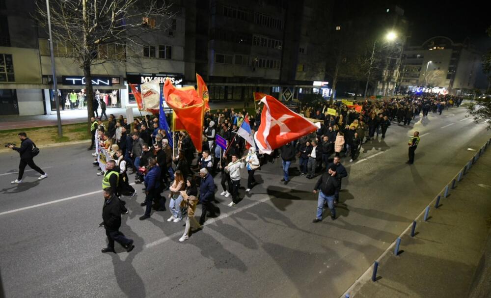 <p>Protest je održan pod sloganom "Ustani, odbrani, pobijedi"</p>
