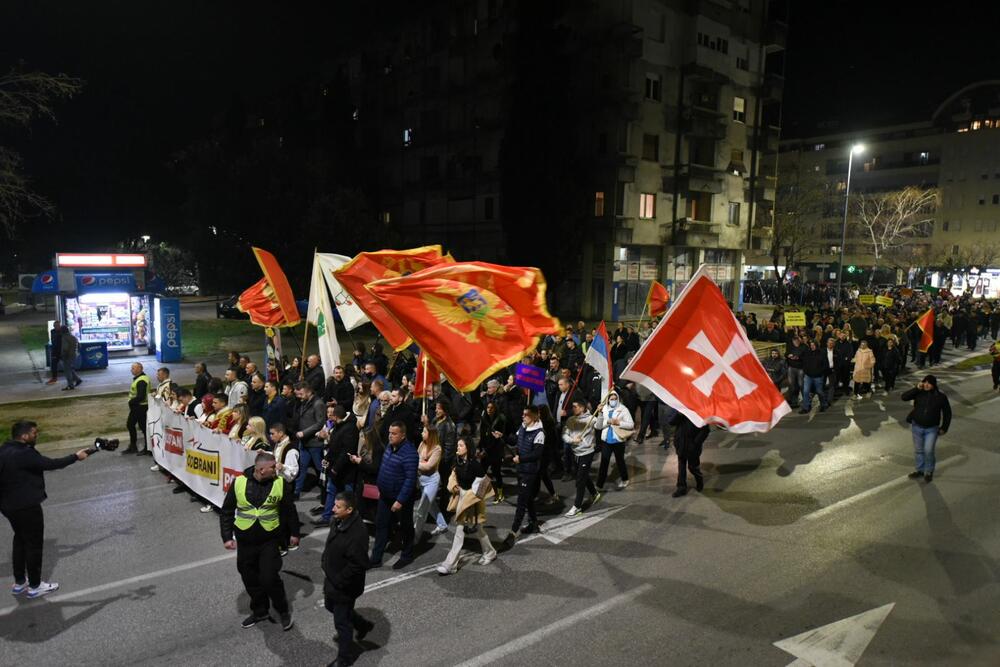 <p>Protest je održan pod sloganom "Ustani, odbrani, pobijedi"</p>