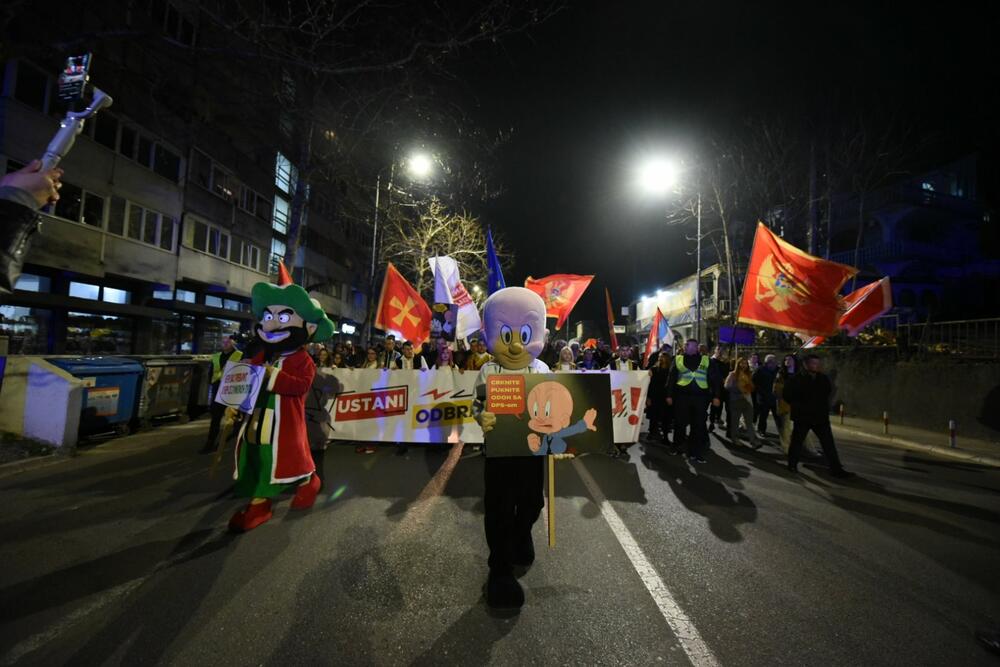 <p>Protest je održan pod sloganom "Ustani, odbrani, pobijedi"</p>