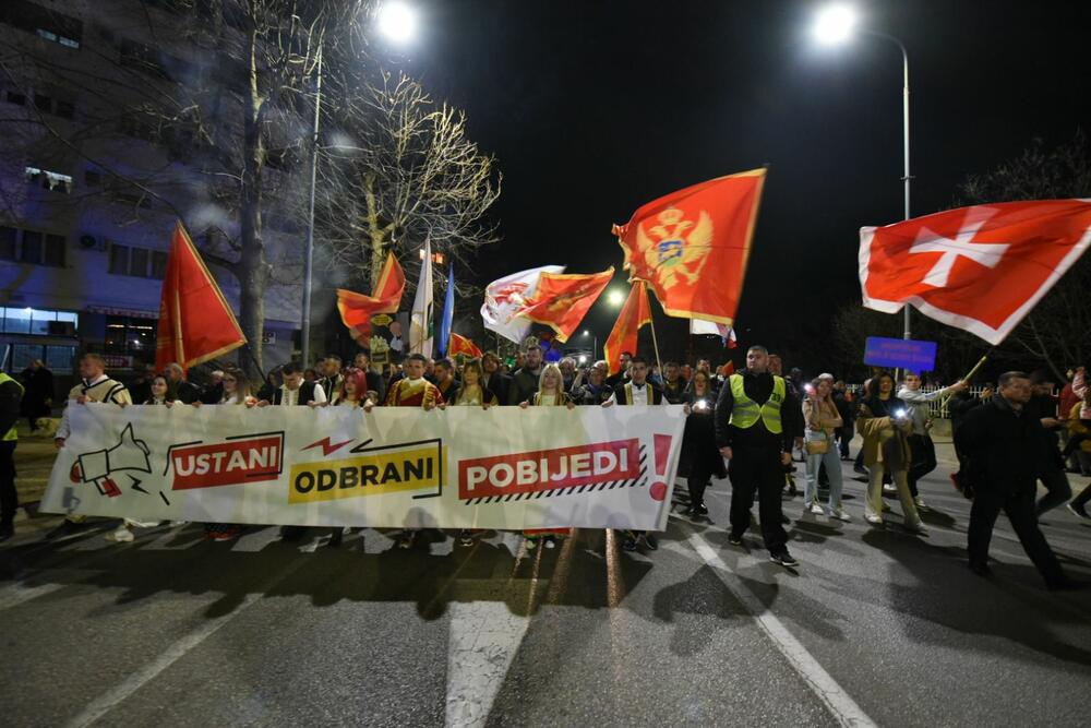 <p>Protest je održan pod sloganom "Ustani, odbrani, pobijedi"</p>