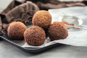 Chocolate balls with three ingredients