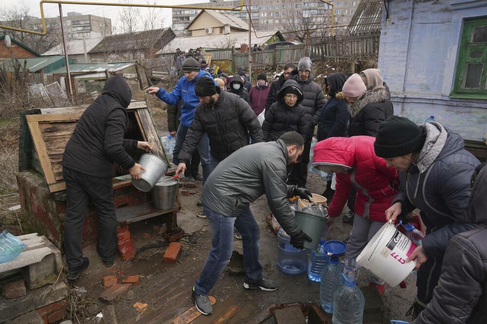 Red za vodu kod bunara u predgrađu Mariupolja