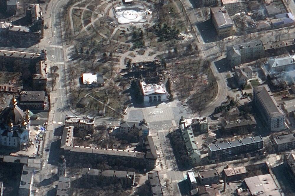 Satelitski prikaz oblasti oko gradskog pozorišta u Mariupolju 