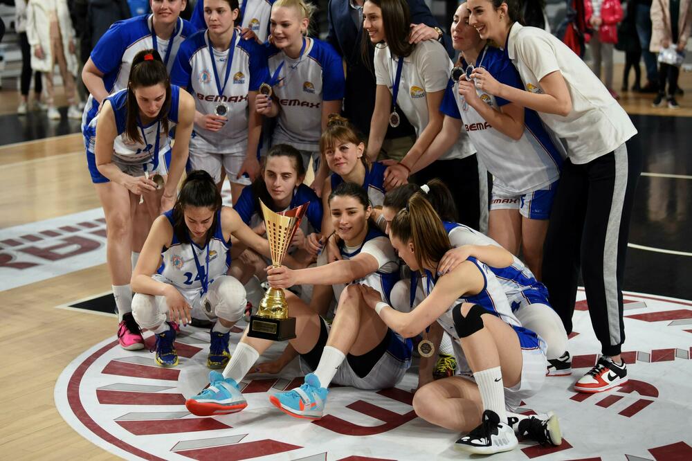 Slijdi borba za novi trofej, Foto: Boris Pejović