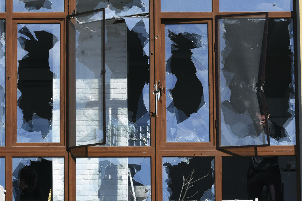 Slomljeni prozor na zgradi u Odesi nakon raketiranja, Foto: Beta/AP