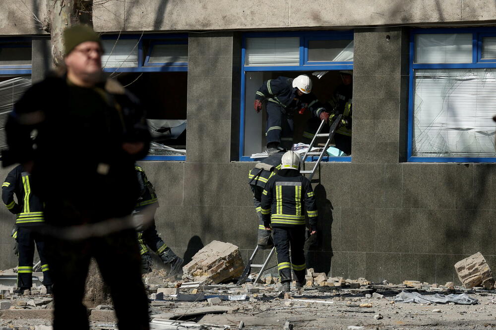<p>- Dvadeset šesti je dan invazije na Ukrajinu. Prema podacima UN-a, dosad je poginulo najmanje 925 civila</p>  <p>- Borelj najavio nove sankcije Rusiji, Zelenski poručio da nikad neće predati Kijev, Marijupolj i Harkov</p>  <p>- Moskva pozvala američkog ambasadora kako bi mu uručili diplomatsku notu zbog "neprihvatljivih komentara" koje je Bajden iznio na račun ruskog Putina</p>  <p> </p>
