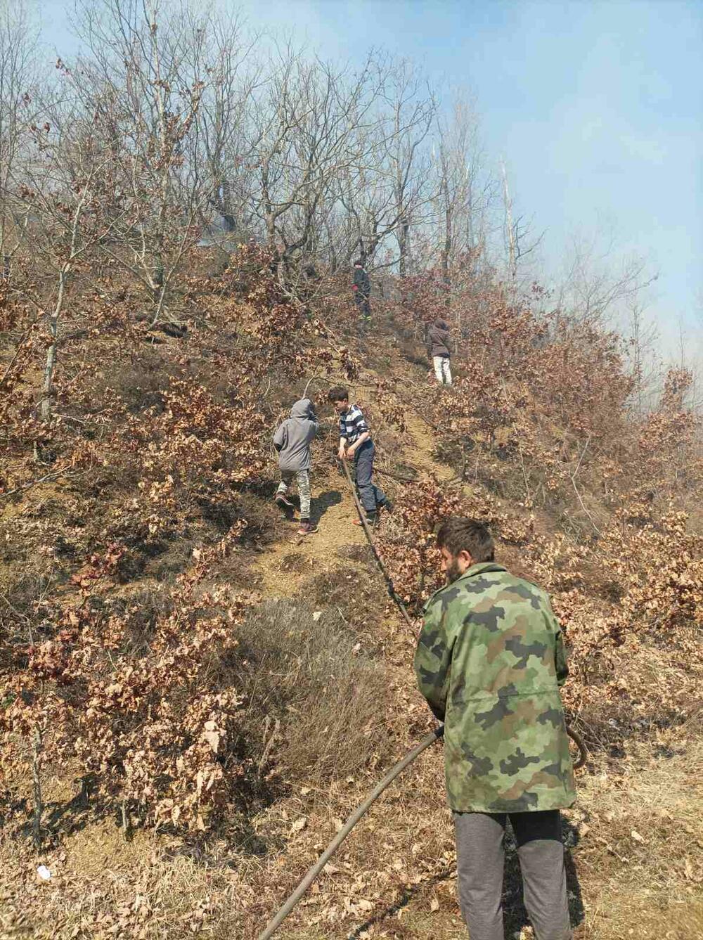 <p>"Dosta smo ugasili. Na više lokacija smo, zajedno sa mještanima, „presjekli“ širenje vatre. Mnogi mještani su se odazvali i branili svoja imanja i objekte sa nama", kazao je komandir Službe zaštite i spasavanja Željko Darmanović</p>