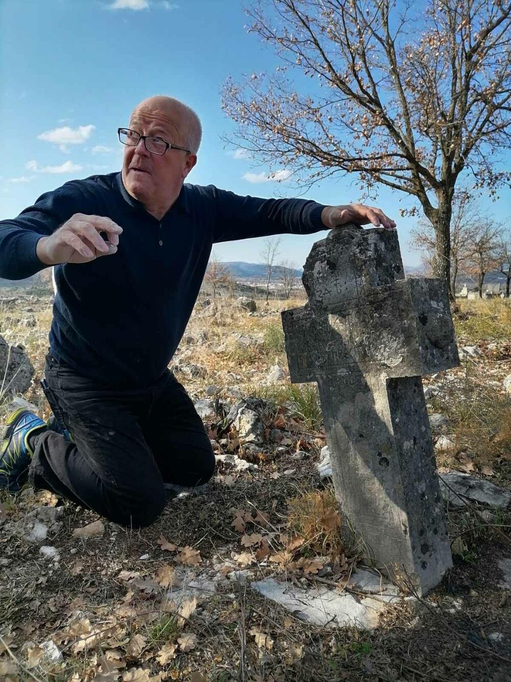 Istražuje nadgrobne spomenike: Goran Komar
