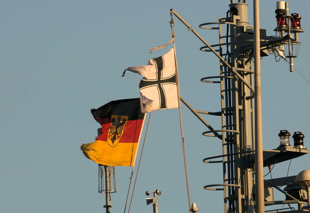 Njemačka zastava na brodu Elbe u luci u Rigi