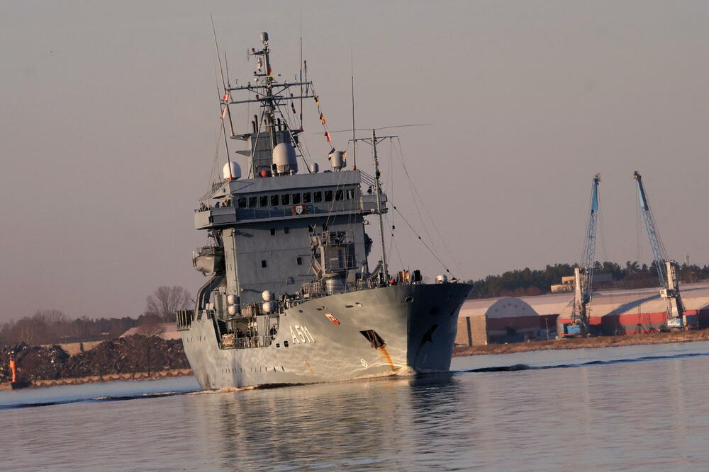 NATO brod u luci u Rigi