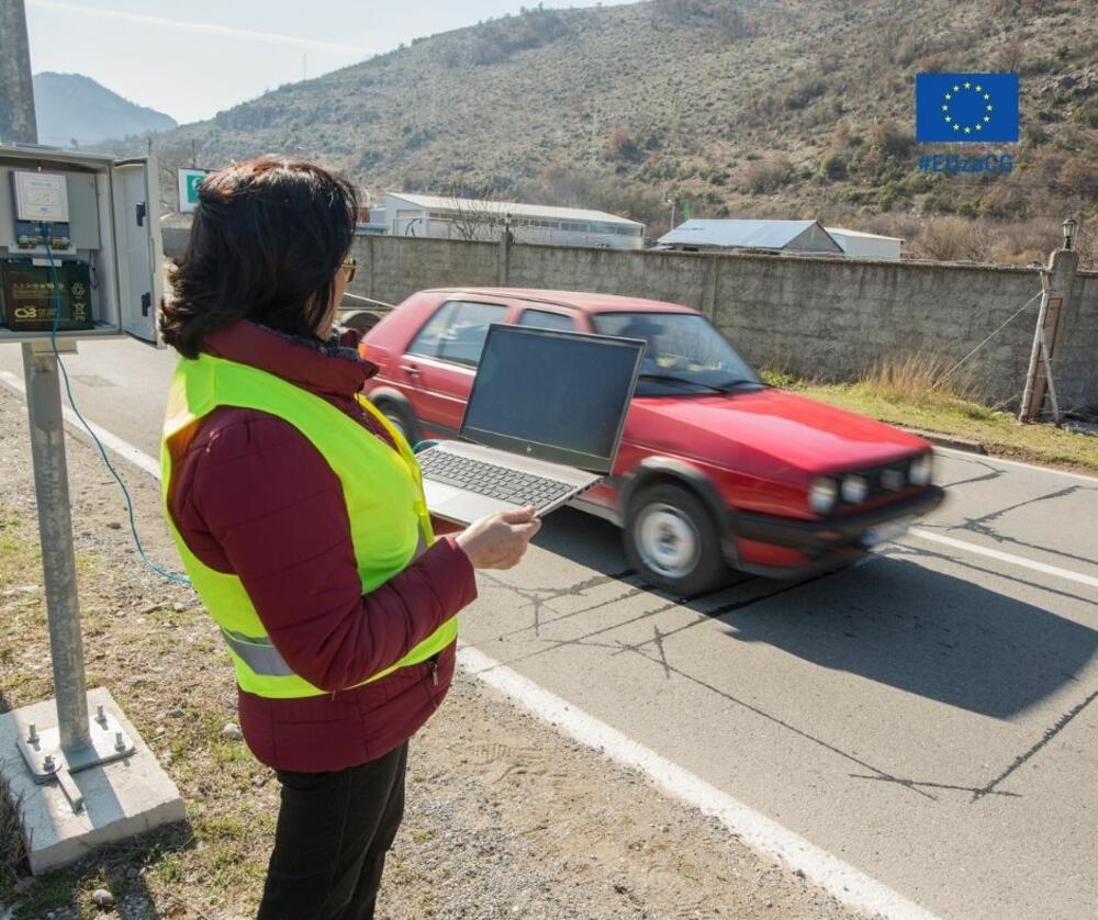 <p>Prije realizacije EU projekta, Crna Gora nije imala elektronsku bazu svojih puteva. Arhiva je bila papirna i nesisematizovana. Evropska unija je u sektor transporta u Crnoj Gori posljednjih 14 godina uložila oko 180 miliona EUR.</p>