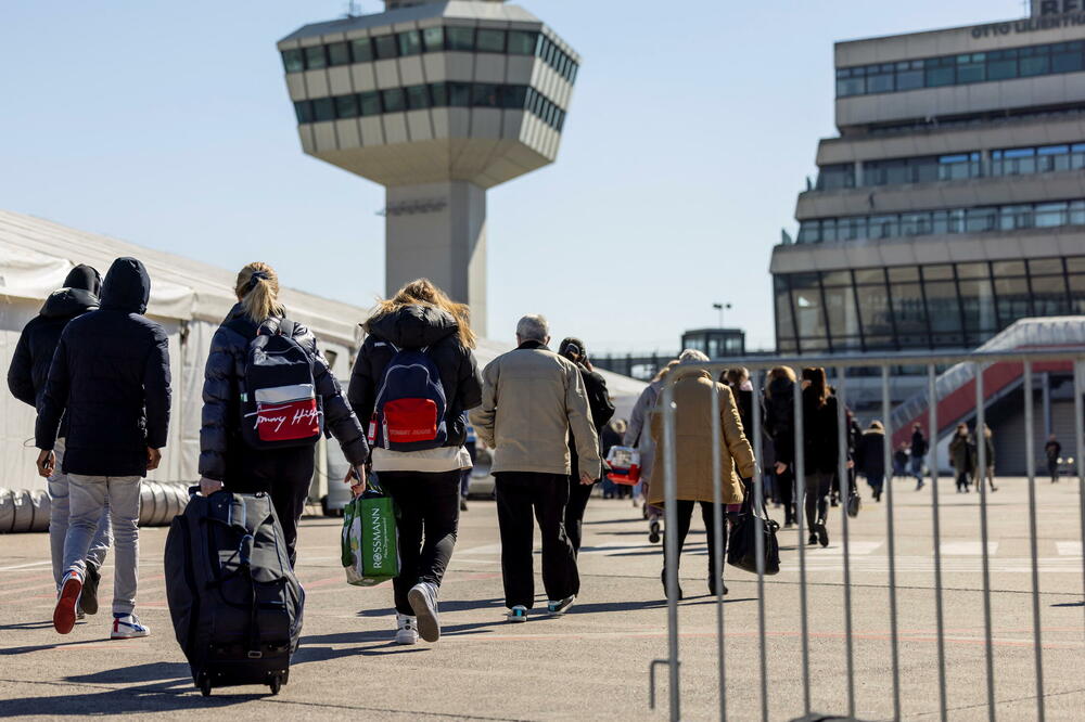 Izbjeglice iz Ukrajine na aerodromu u Berlinu, Foto: Reuters