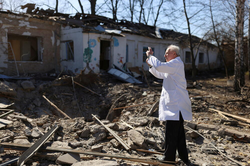 Ljekar Anatolij Pavlov ispred psihijatrijske bolnice u Mikolajivu koja je pogođena u ruskom vazdušnom napadu