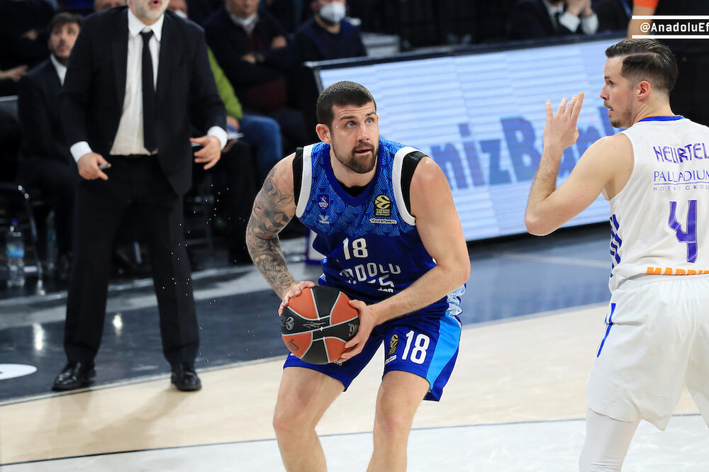 Adrijen Moerman u duelu sa Tomom Ertelom, Foto: twitter.com/AnadoluEfesSK